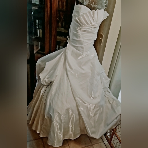 Wedding dress  size 8/6. Marked 8 Lace up back. - Picture 10 of 11